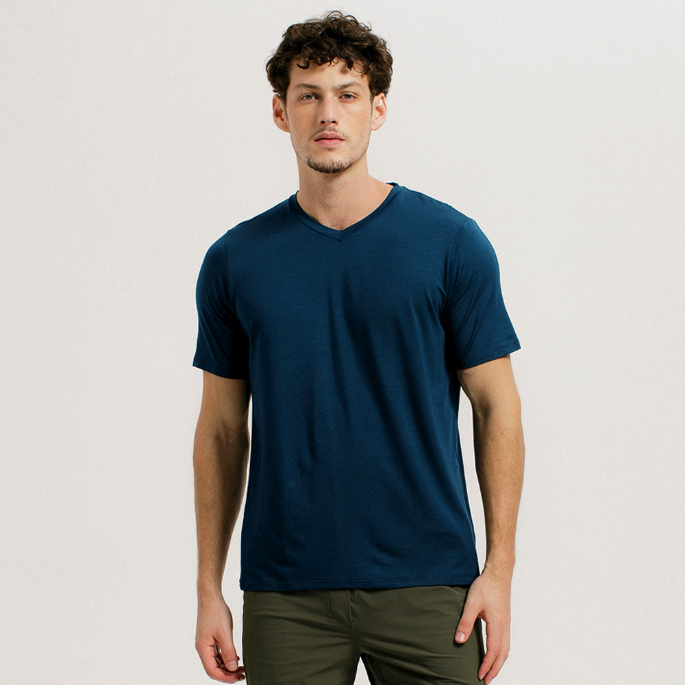 Tech T-Shirt gola V: a camiseta com gola V masculina da Insider